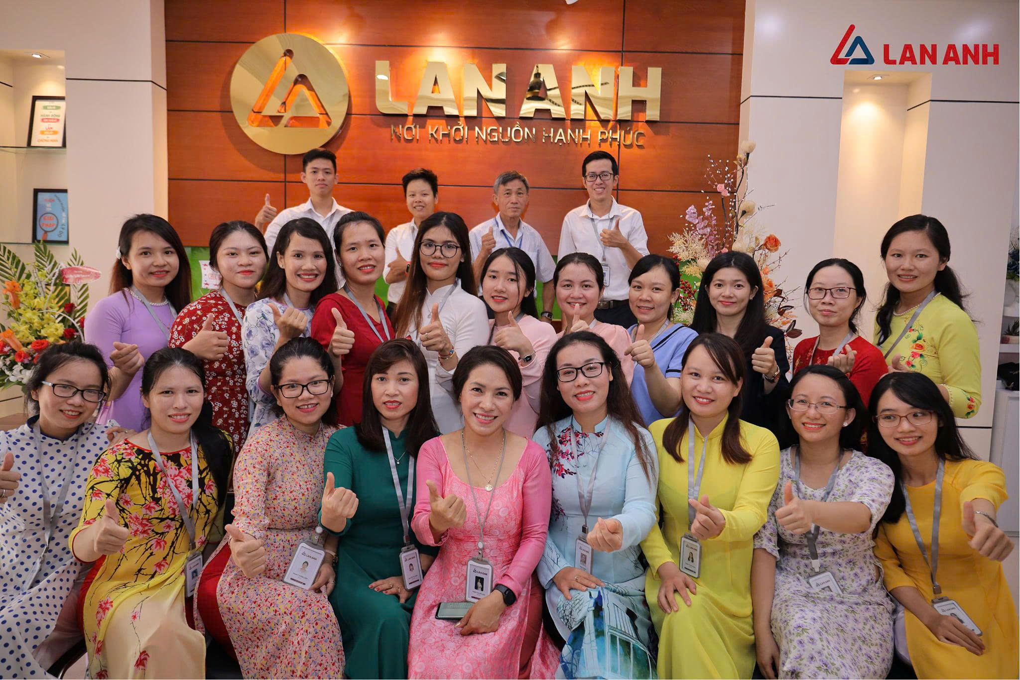 Các bé vui cười cùng nhau